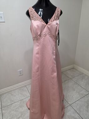 DE LARU - Elegant Pink/ Peach Satin Lace-Trim Evening Gown